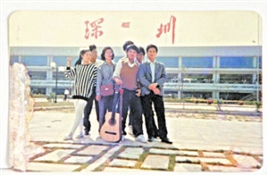 1991年春节，祝日升和朋友一起在深圳机场前合影。本版图片均由受访者提供