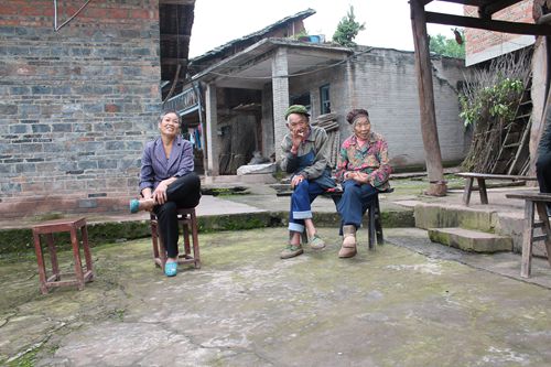 说起自己这对“女儿女婿”,黄庭宪老人(中)夸赞不已。 记者 古建祥 摄