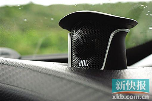升降式喇叭:按下启动按钮,视野前方、A柱内侧的两个高音喇叭从仪表台内徐徐螺旋升起。