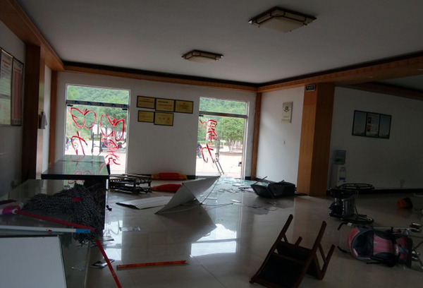 图为景区游客中心被打砸后现场。图片来源：网络