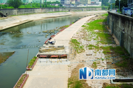 深圳：两男子骑车跌入未加盖排水渠后失踪
