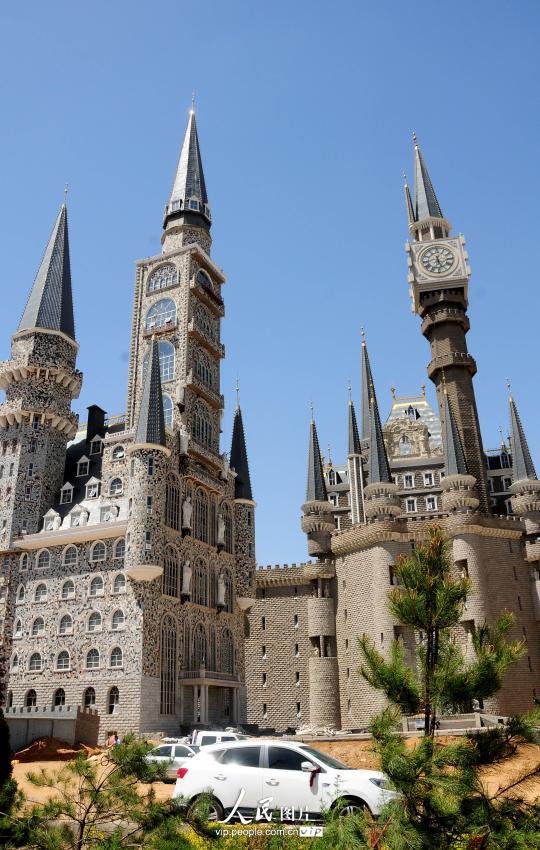 　　近日，位于石家庄的河北美术学院惊现一所魔幻般的城堡，因其外形酷似《哈利波特》中的霍格沃兹魔法学校，引起媒体和网友们的关注。（贾敏杰/人民图片）