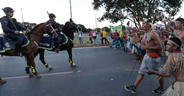 巴西土著居民抗议世界杯与警方对峙（网页截图）