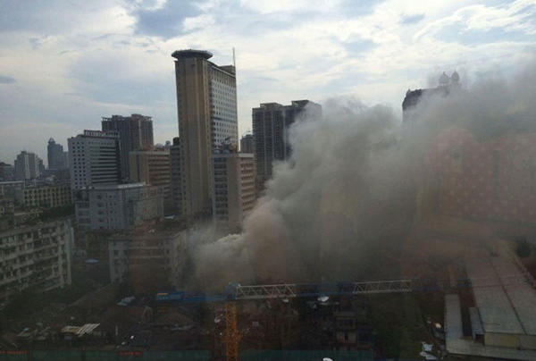 图为现场浓烟滚滚。