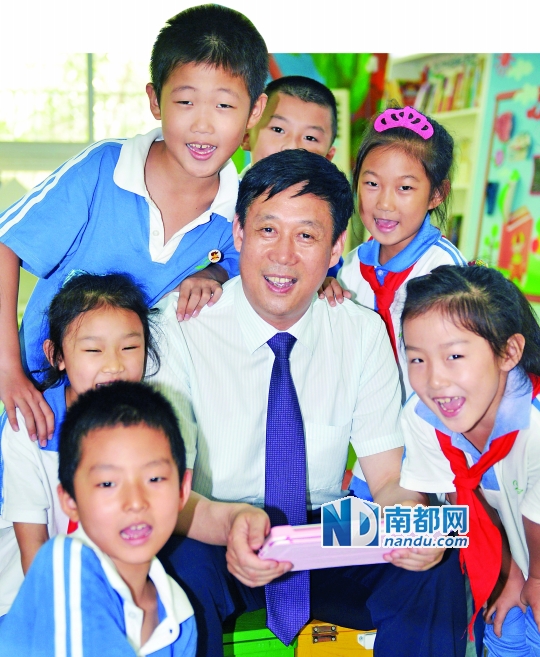后海小学校长吴希福与孩子们在一起。 受访者供图