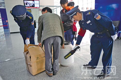 目前安检是通过手持磁性探测仪。