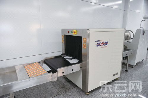 固定安检机已出现在部分地铁站内。