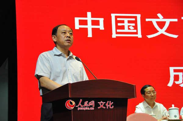 大会主持人夏潮 (人民网陈苑 摄)