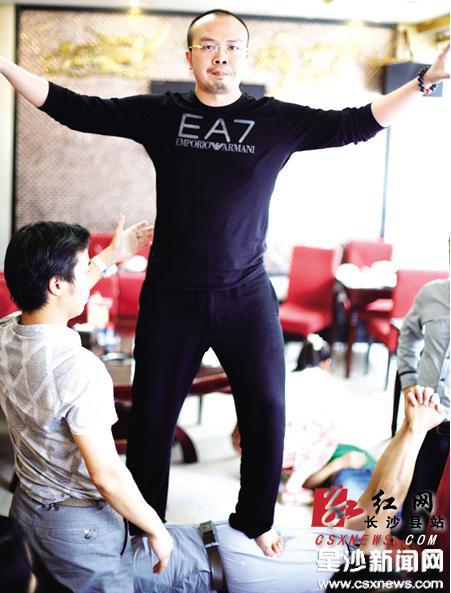 体验者李先生被催眠后，唐堂直接站在他的腰部，李先生则纹丝不动。 章帝 摄