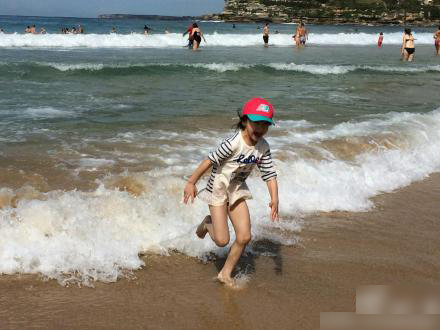 【早前报道】森碟海边追鸟逐浪 网友:又见风一样的女子