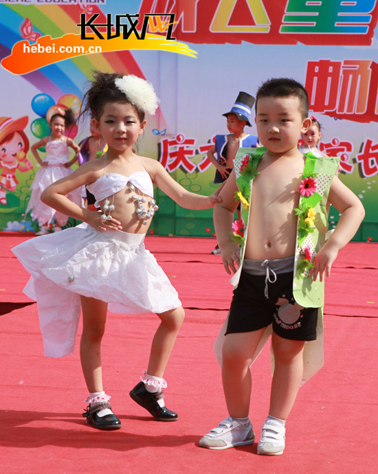 邯郸:宝宝环保时装秀 T型台上迎“六一”【图】_凤凰资讯