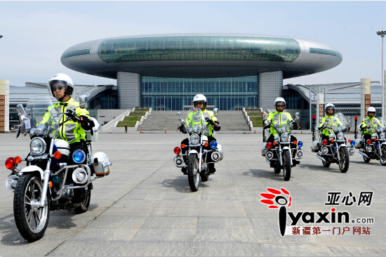 图为6月2日,交警特勤摩托车队正式在新疆国际会展中心亮相.