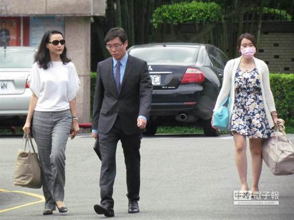 赵藤雄长媳（左一）与魏春雄女儿（右一）今上午到台北看守所送日常用品与个人药物，面对询问不发一语。  图片来源：台湾“中时电子报”