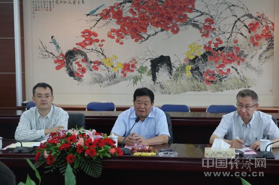 福耀集团领导曹德旺(中)、曹晖(左)、白照华(右)出席座谈