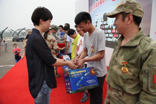 军迷狂欢节上,中华网总经理周玥赟为真人CS挑战赛获奖者颁奖
