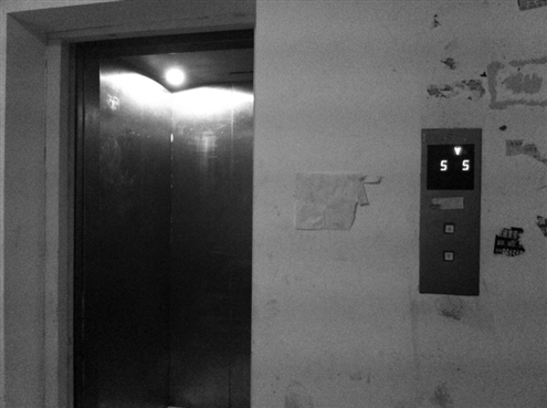 小区突停电,十几人被困电梯