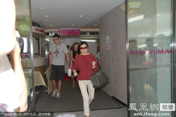 杨幂明午出院返家 刘恺威母向媒体致谢(图)|刘