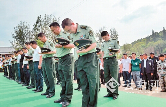 官兵和村民向英烈默哀 记者 苏颖 摄
