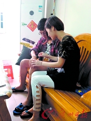 阿成刚打完针，小莹用棉签帮阿成按住针口。