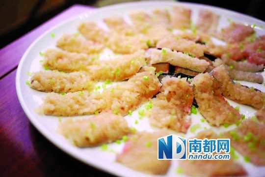 用纵横交错的刀法将骨与肉都切碎，但皮却不受损。