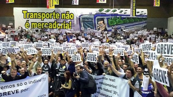 巴西圣保罗地铁员工高举罢工条幅（网页截图）