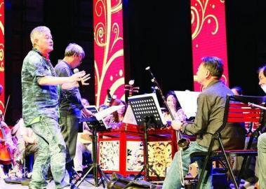 　　赵本山指挥乐队。