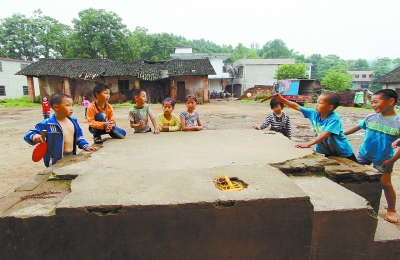 26个孩子的童年|学生|教学点_凤凰教育