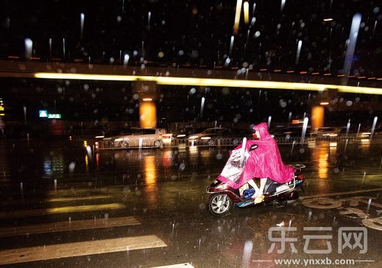 暴雨骤来，把很多猝不及防的人淋了个够。摄影：丁明