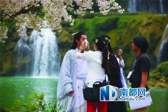 广西的夏天异常炎热，演员们穿着古装戴着发套，许多人都热得长痱子了。02-03版摄影：刘宾