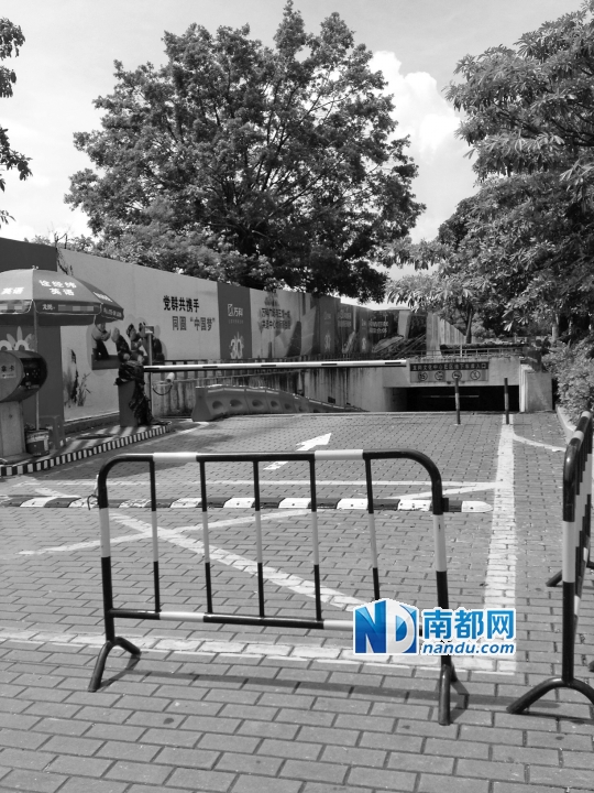 龙岗文化中心地下停车场入口围上了隔离栏。