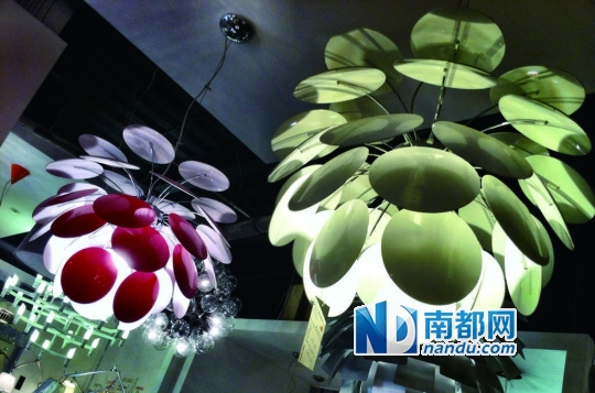 松果形的灯饰精致可爱。