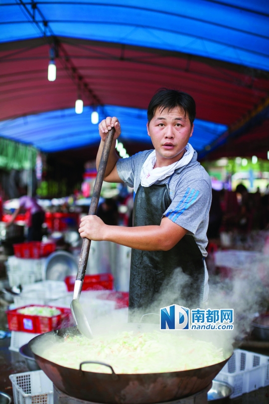 厨师卢冠求正在准备龙船饭。