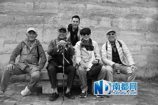 牛犇、曾江、秦汉、雷恪生（左起）在刘烨（后）、宋茜的带领下游欧洲。