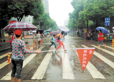 长沙首支家长护学志愿队成立 每天一小时自觉