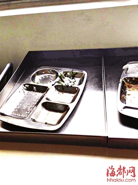 省委办公厅宿舍大门旁的食堂，快餐盘都接近﹃光盘﹄