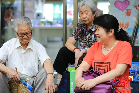 【最众星捧月考生】外孙女进去考试了，我和老伴儿和孩她妈在门口等她