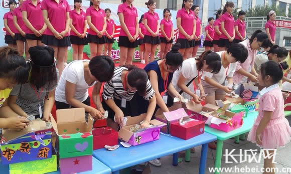 忙碌的志愿者们。 李全德 摄 小梦佳是任丘市议论堡乡魏家村的村民,2014年年初刚九岁的她被确诊为淋巴癌。为了能救治孩子,家人带她来到北京儿童医院治疗,由于家庭经济困难,在北京住院治疗期间已花费十六万余元,面对高昂的医疗费用,窘迫的父母已无力承担。小梦佳的主治医师表示孩子病情有所好转,继续治疗可以完全康复,九岁淋巴癌女孩小梦佳的悲惨遭遇通过任丘爱心组织得到了社会各界的帮助。 任丘梅园小区幼儿园决定联合爱心人士和团体为小梦佳共同举办一场爱心义卖捐赠活动。活动现场,当小梦佳奶奶嘴里喊出救救我的孩子的时侯,