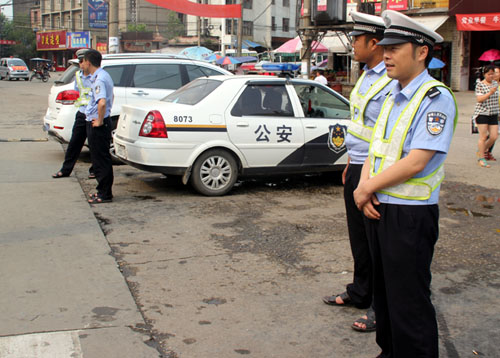 交警对附近的道路加强了值勤。