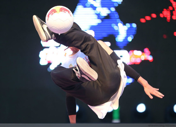 【现场实拍】花式足球世界杯决赛上演 巅峰对