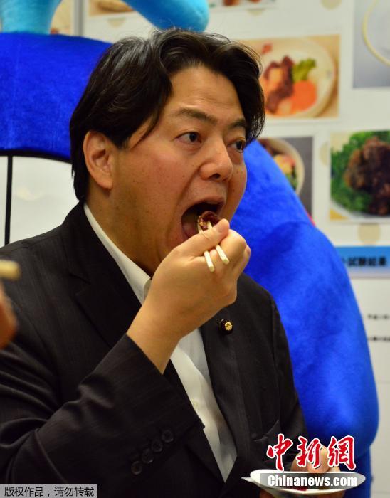 日本农业大臣品尝鲸鱼肉 呼吁恢复商业捕鲸|日