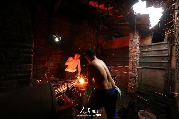 高清:重庆大足现代五金企业保留传统手工作坊