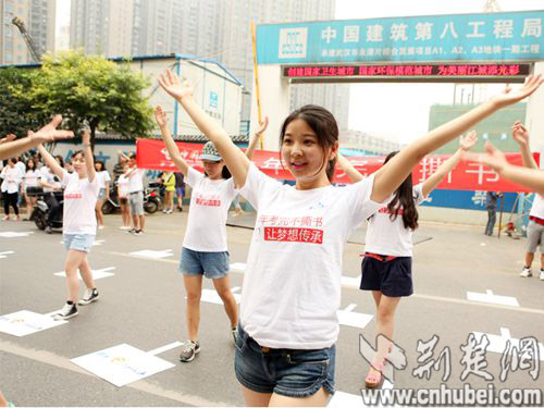 湖北高考生考场快闪呼吁今年考完不撕书|高