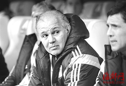 主教练：萨维利亚是前阿根廷国家队成员，率阿甲拉普拉塔大学生队夺得南美解放者杯冠军。2011年，巴蒂斯塔因美洲杯战绩不佳被解雇，萨维利亚临危受命。