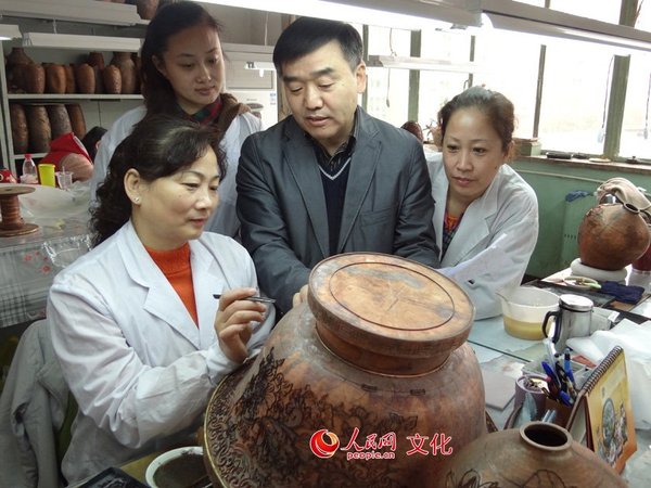 景泰蓝大师钟连盛指导学徒工艺制作