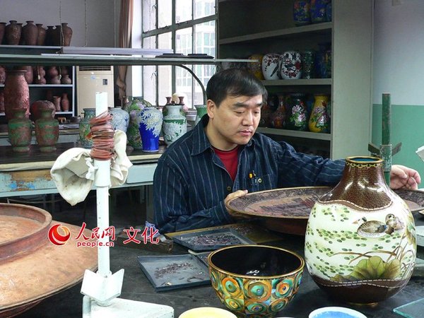景泰蓝传人钟连盛在制作景泰蓝