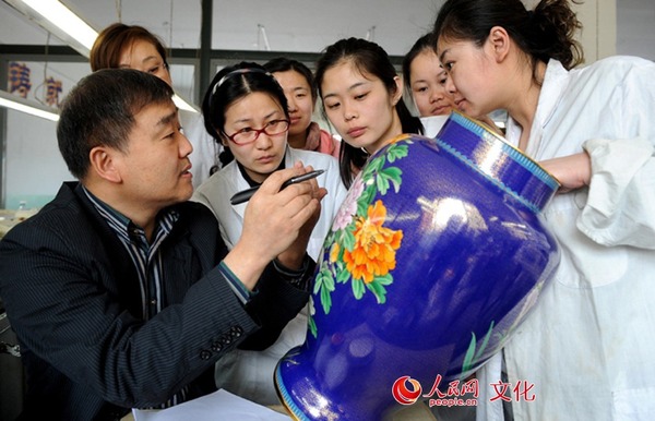 景泰蓝大师钟连盛正在指导学徒