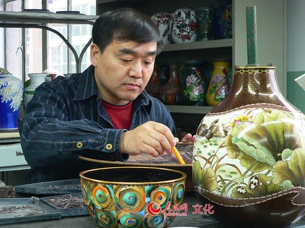 景泰蓝大师钟连盛工作照