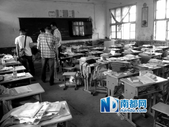 u湖北省潜江市浩口镇第三小学.发生劫持事件的教室在教学楼二楼最...
