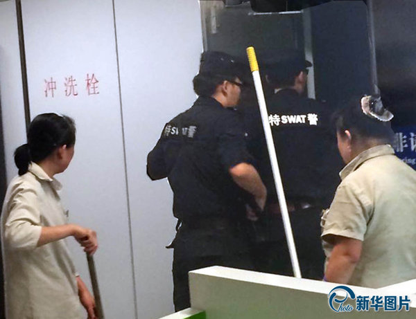 2014年6月10日，南京地铁大行宫站，一妇女被捅失血严重，在八一医院抢救无效后死亡。特警赶到。图片来源：CFP