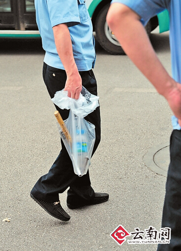 歹徒的木柄钉锤扔在现场